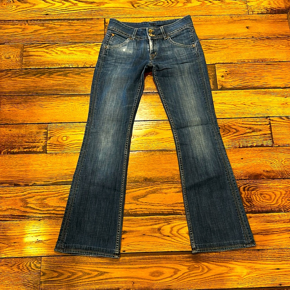 HUDSON MID-RISE SIGNATURE BOOTCUT BLUE JEANS WITH BUTTON BACK POCKETS SIZE 28